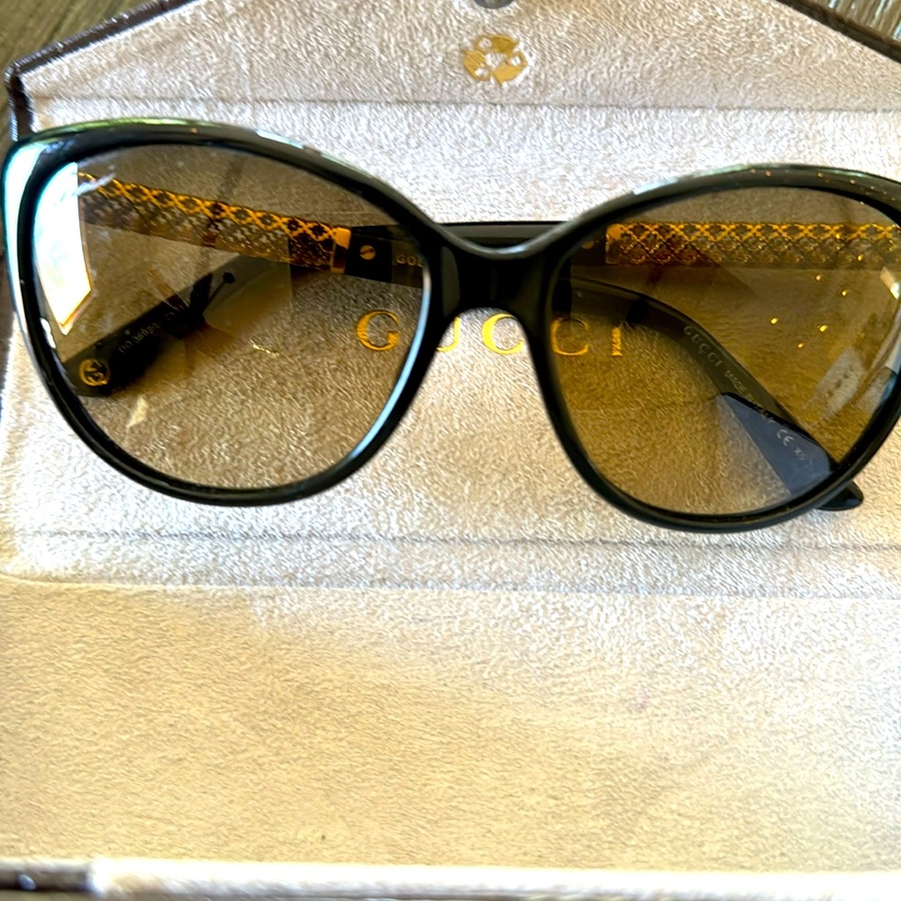 Gucci- sunglasses. 🕶️ black and gold